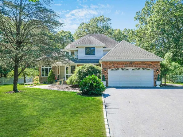 7 Woodhollow Ct, Medford, NY 11763