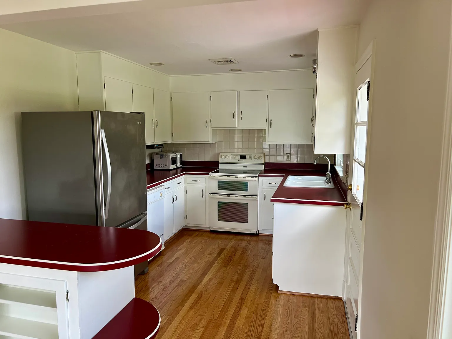 3 bed, 1274 sqft, $2,450 — Photo 4