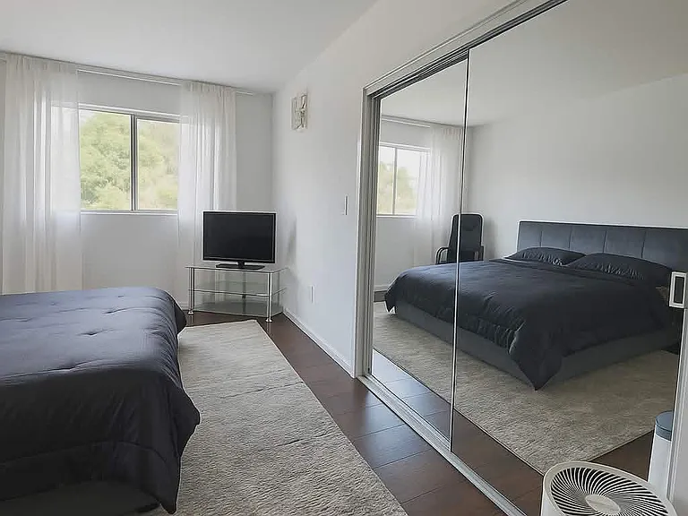 1178 N Kenmore Ave #4 — Photo 2