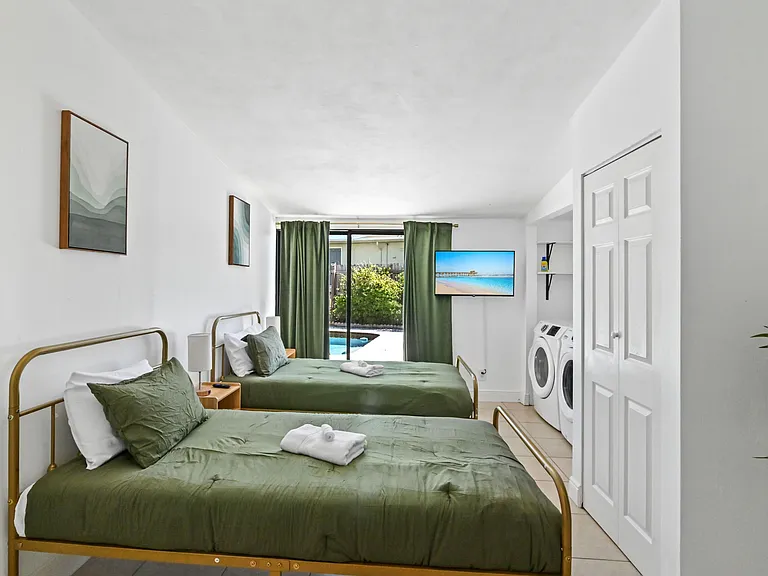 1032 W Jennings St — Photo 14