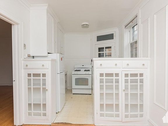 2nd image of 4610 N Hermitage Ave #1322