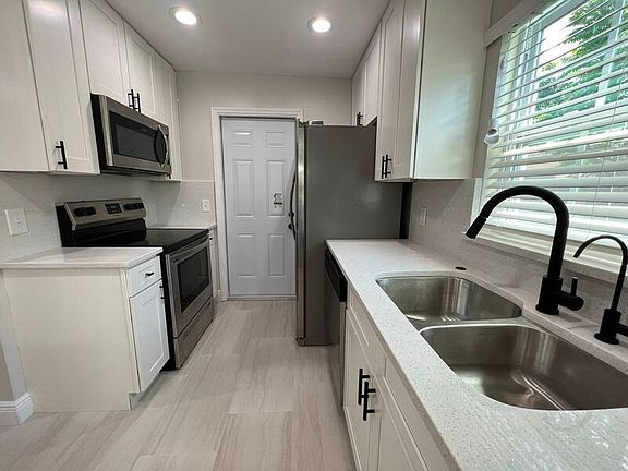 4th image of 1304 Candlewyck Dr
