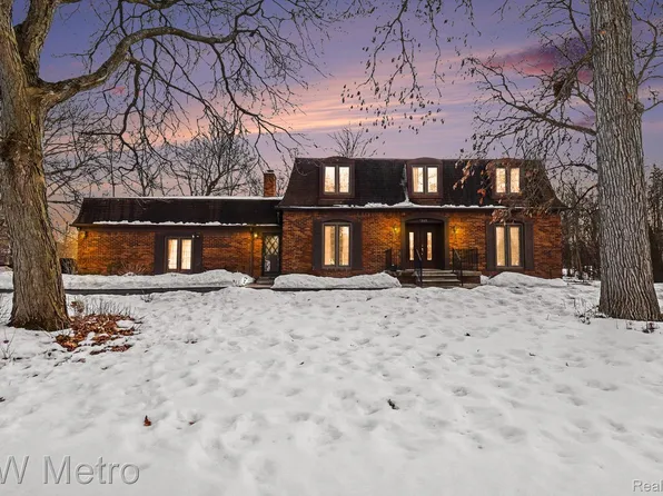 5865 Dunmore Ct, West Bloomfield, MI 48322