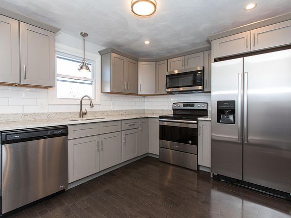 3rd image of 37 Woodbine St Floor 1