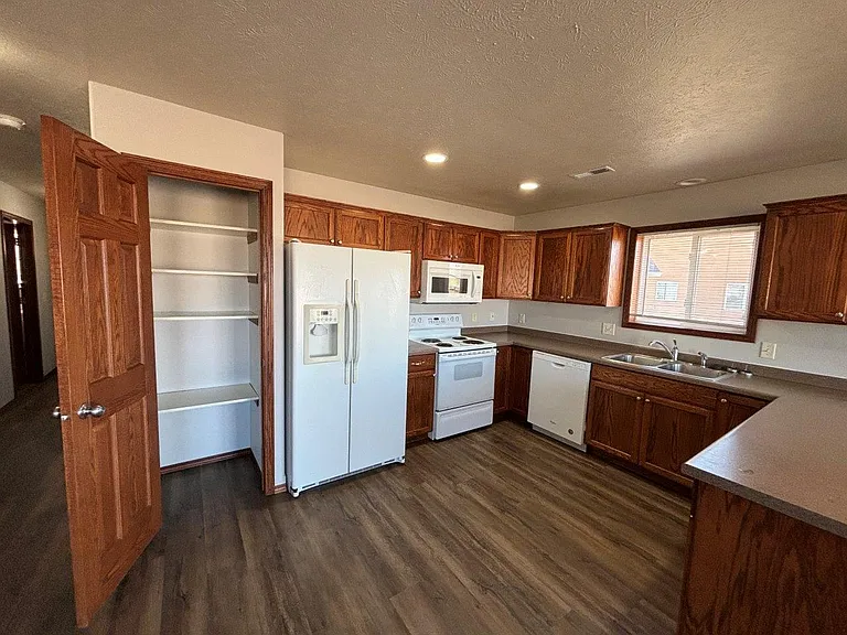Ideal Twinhomes — Photo 35