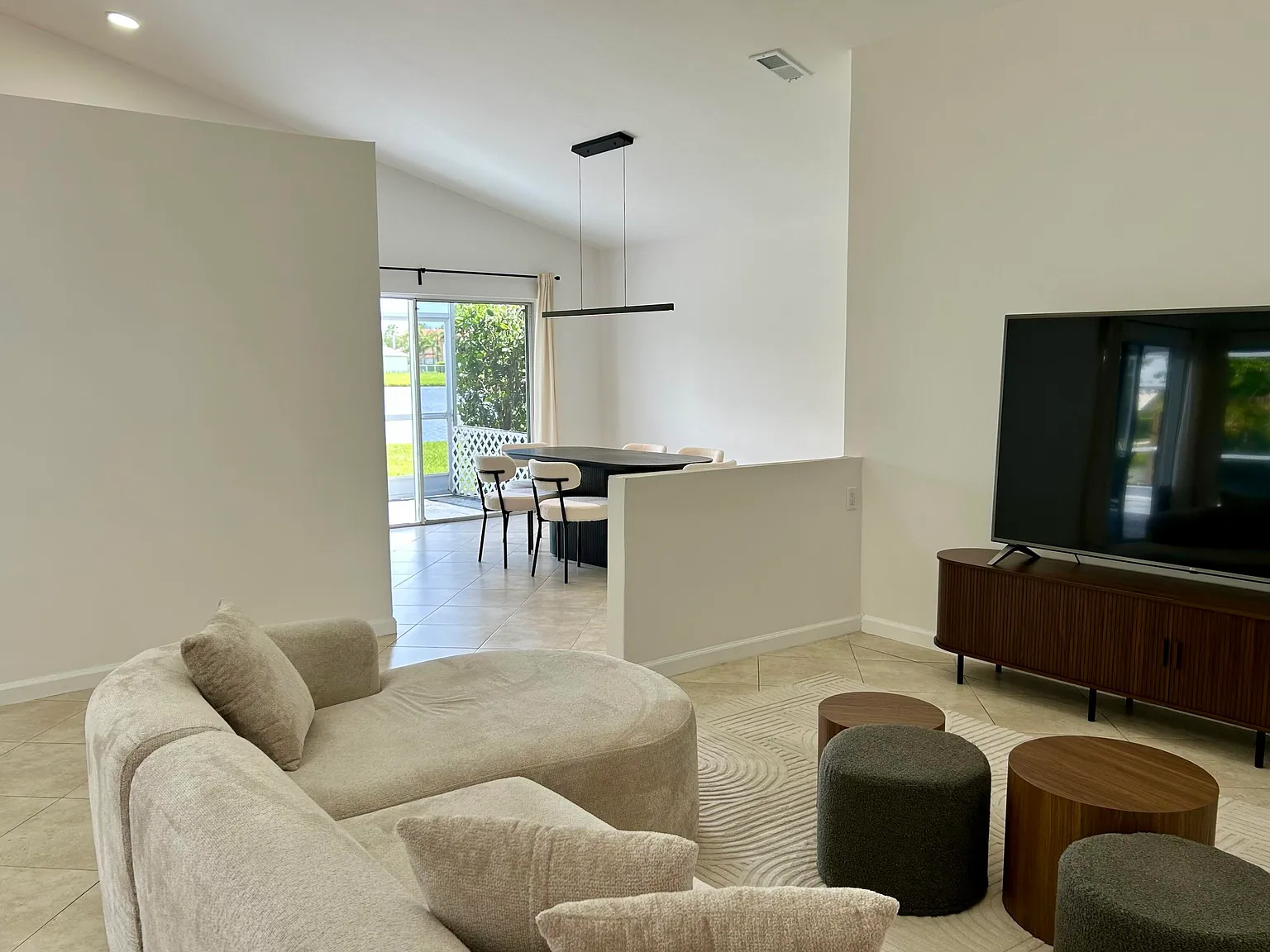 3 bed, 2.0 bath, 1885 sqft, $4,400 — Photo 1