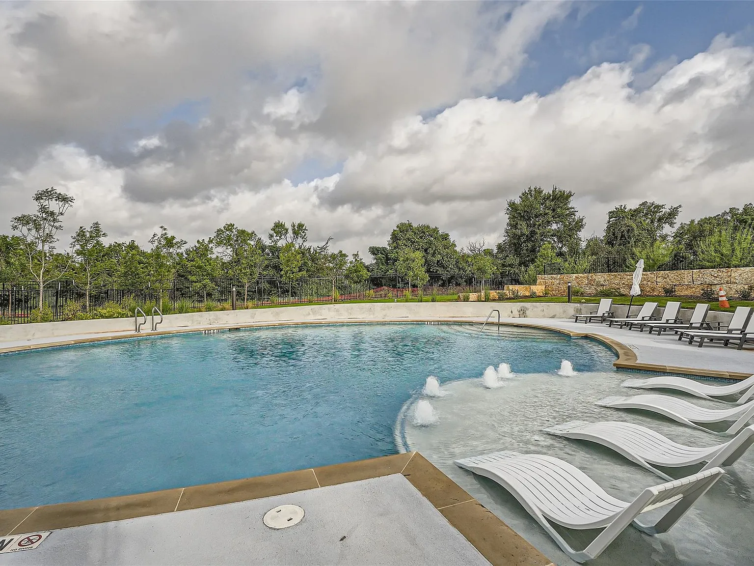 2 bed, 2.0 bath, 1001 sqft, $2,100 — Photo 2