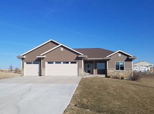 1139 Pelican Dr, Kalona, IA 52247