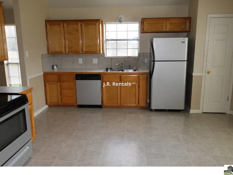 1506 Creek St — Photo 98
