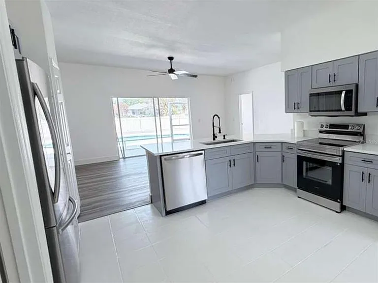 906 Berwick Dr — Photo 8