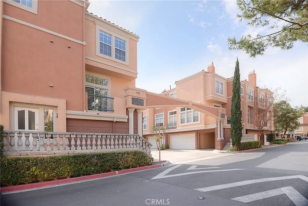 2 bed, 2.5 bath, 1347 sqft, $3,950 — Photo 3