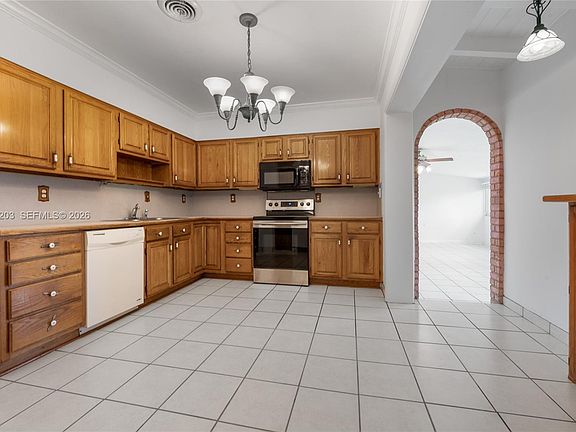 5th image of 9460 Palmetto Club Ln E