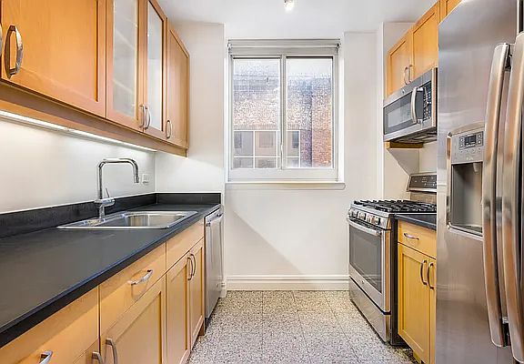 5th image of 401 E 60th St APT 5L