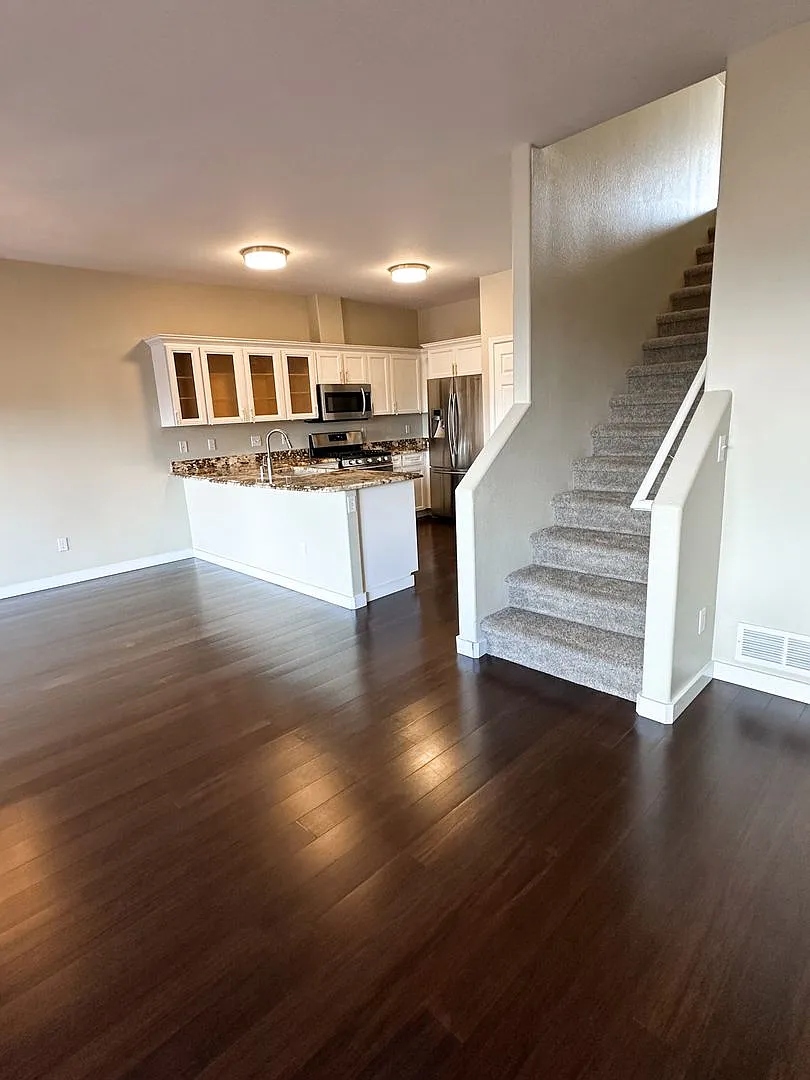 Lake Front Views| Two Car Garage| Huge Master Bedroom| Jacuzzi Tub — Photo 3