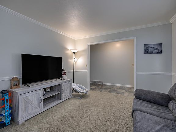 5th image of 33 W Basswood Ln