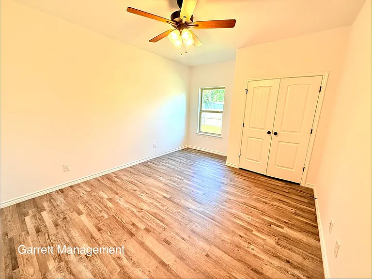 828 Elijah Ln — Photo 12