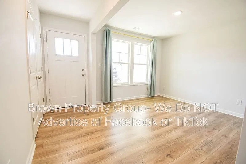 3 bed, 2.0 bath, 1400 sqft, $1,700 — Photo 3