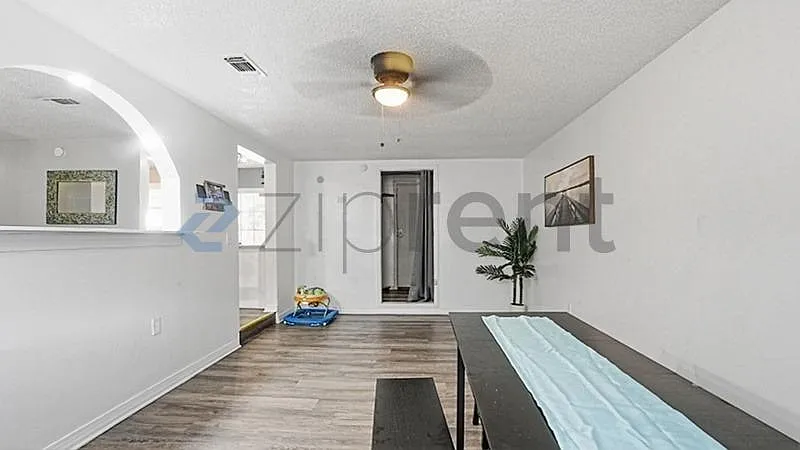3 bed, 1240 sqft, $2,200 — Photo 4