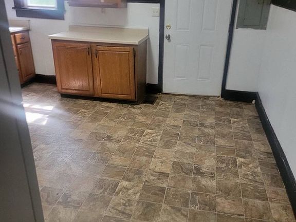 4th image of 2212 Fairleigh St