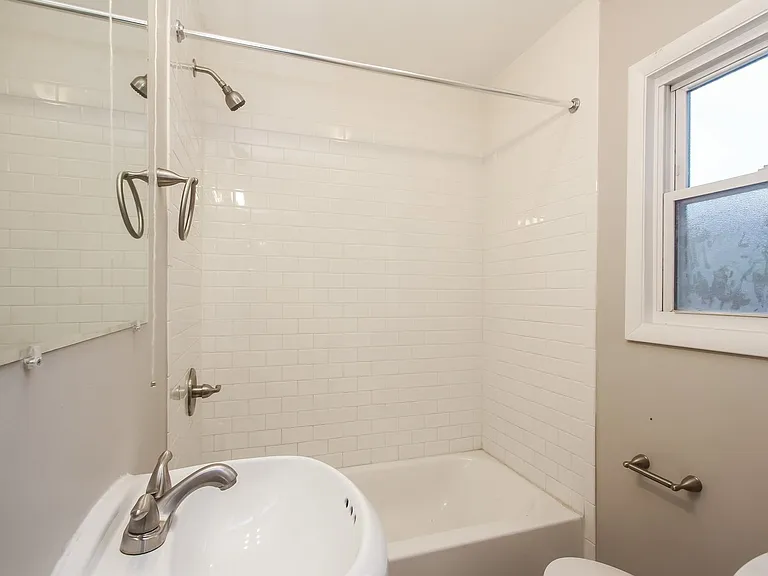 451929_023_main_bathroom_13274169.jpg