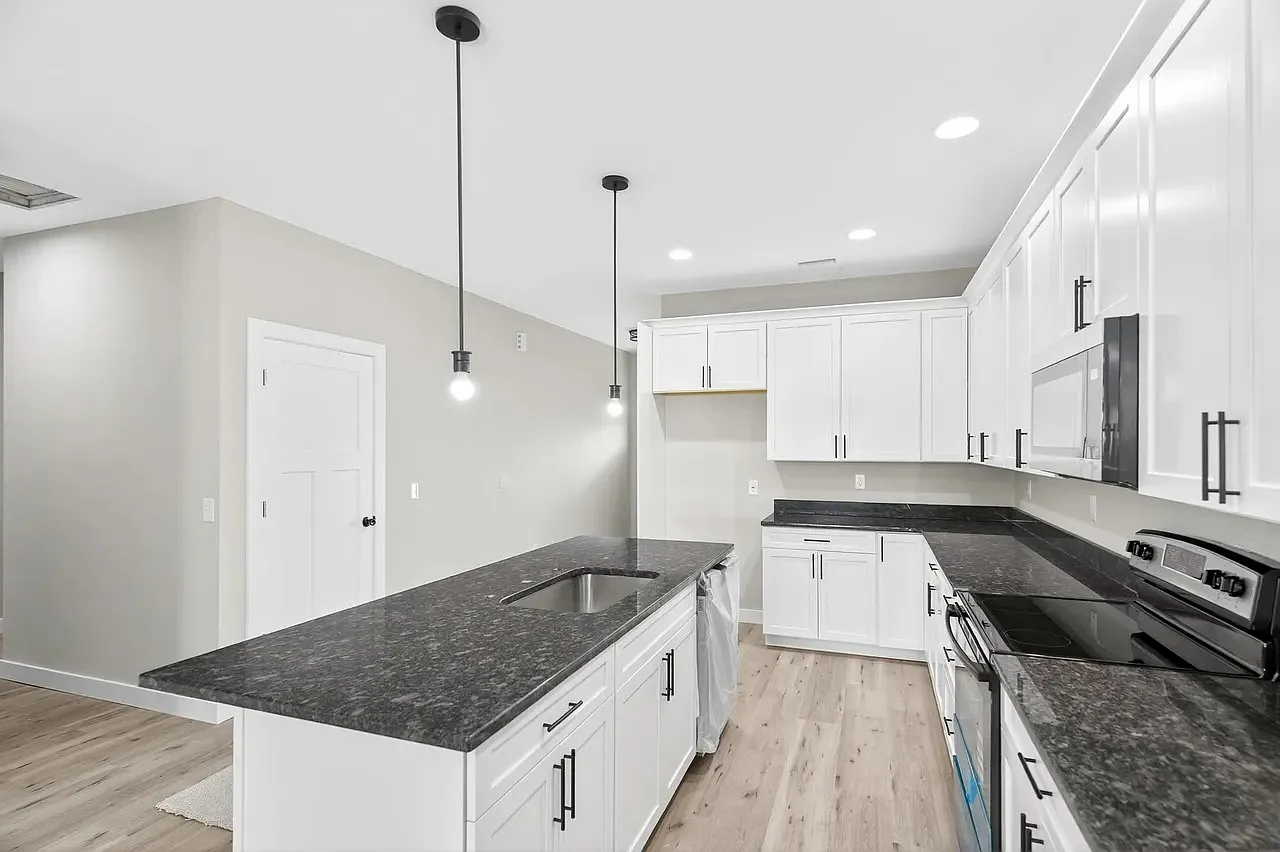 3 bed, 1617 sqft, $2,000 — Photo 3