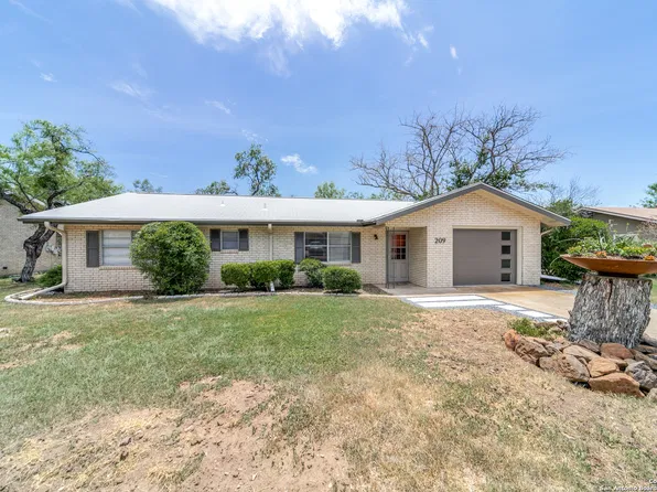 209 Forest Trail Dr, Fredericksburg, TX 78624