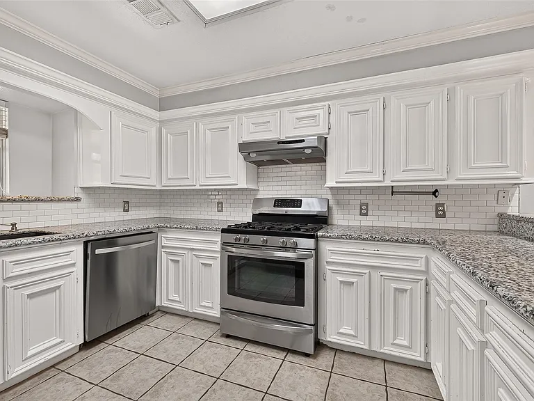 1007 E Baker Rd — Photo 4
