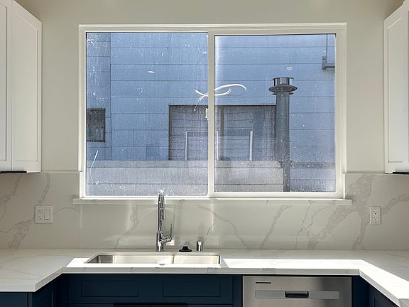 3rd image of 190B Collins St #B