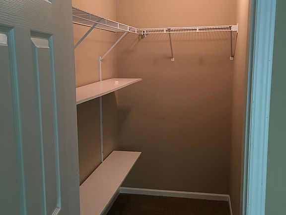 Bedrrom3 walkin closet