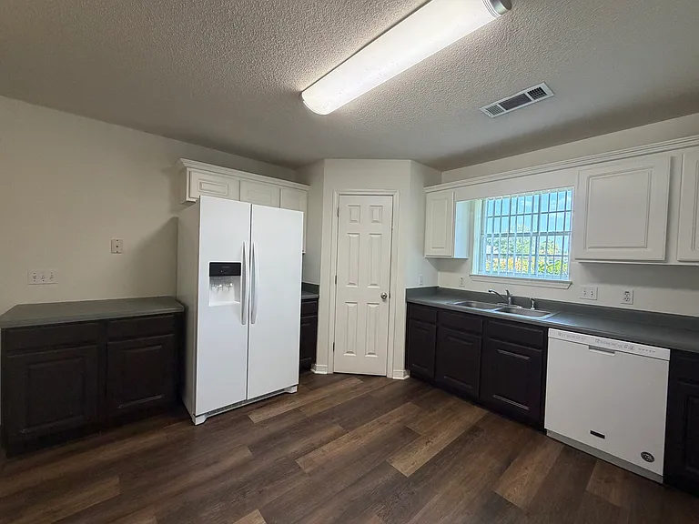 562 Batten Blvd — Photo 6
