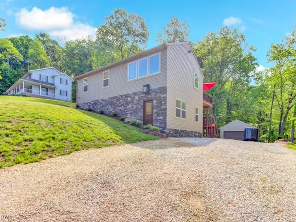 30 Delaware Trl, Malvern, OH 44644