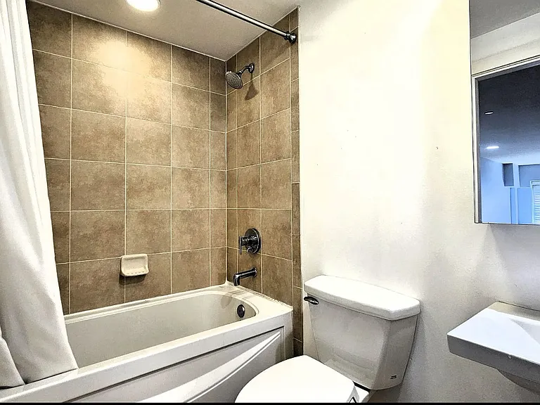 301 NE 4th St #1 — Photo 7