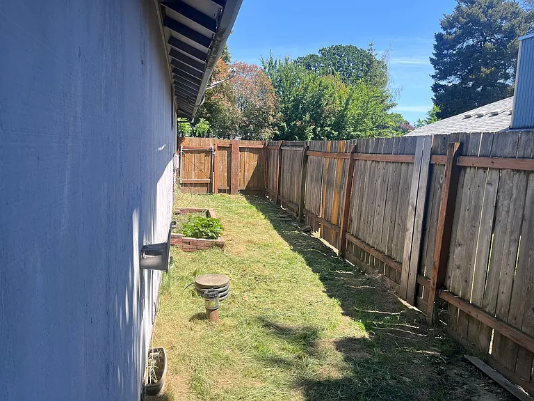 2583 NE Crocus Ct — Photo 11