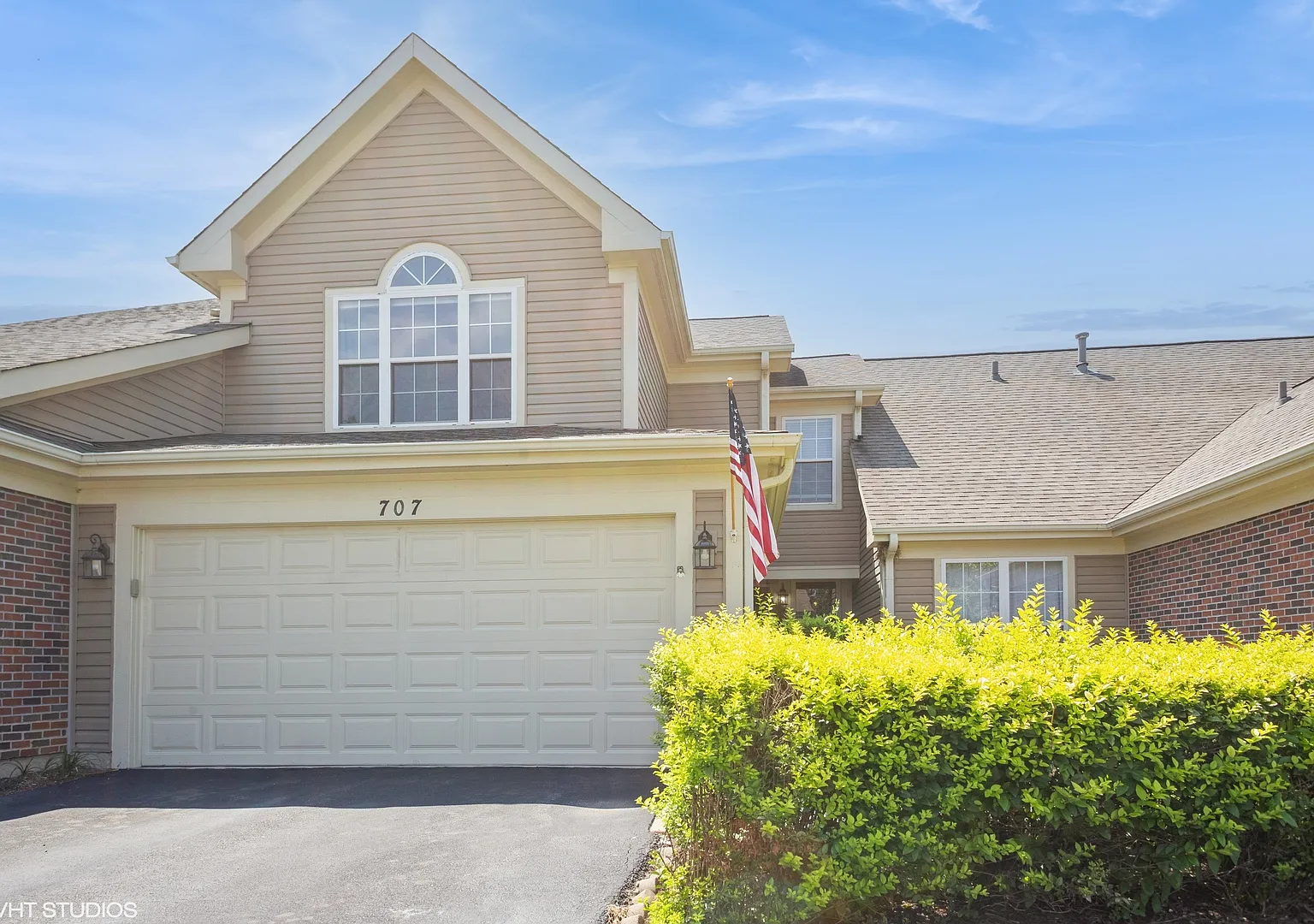 2 bed, 2.5 bath, 1800 sqft, $3,100 — Photo 2