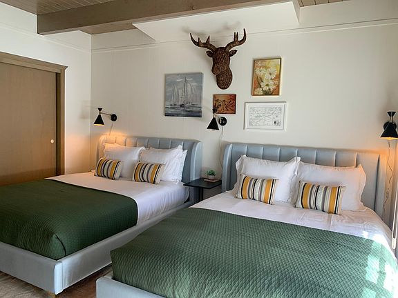 Full/Full bedroom with lakeviews and full-sized closet