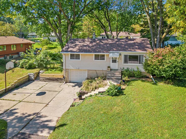 2775 Fernwood St, Roseville, MN 55113