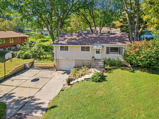 2775 Fernwood St, Roseville, MN 55113