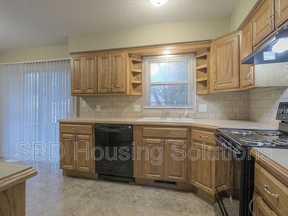 3rd image of 210 SE Brentwood Dr