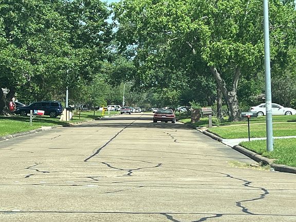 4th image of 16727 Forest Bend Ave
