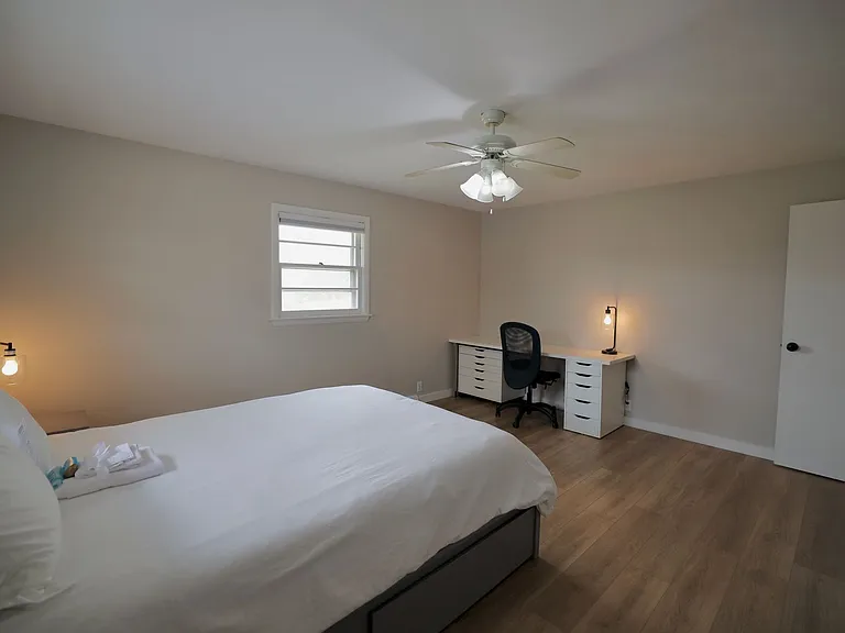 1534 N Woodburn Ave — Photo 28