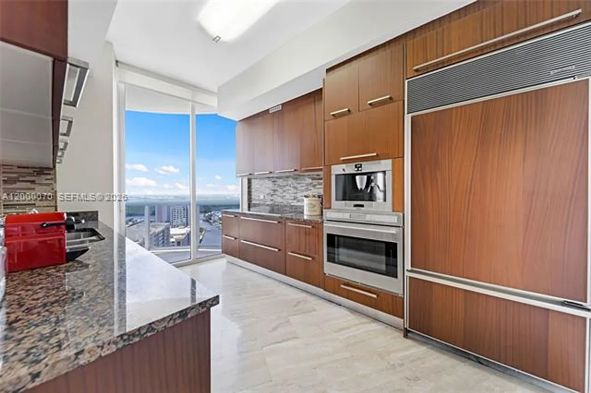 Building Photo - 16001 Collins Ave #2305