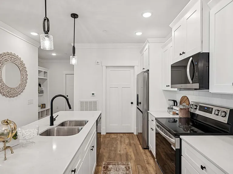 The Emerson at Commonwealth — Photo 12