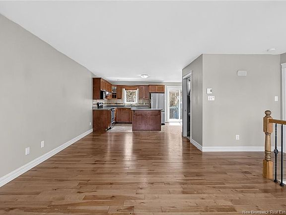 4th image of 913 Bernard St