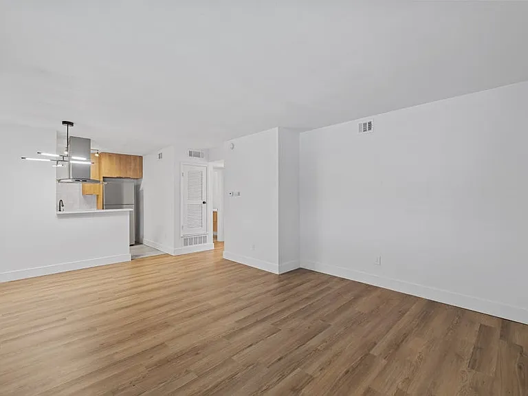 CrestHaus Apartments — Photo 29