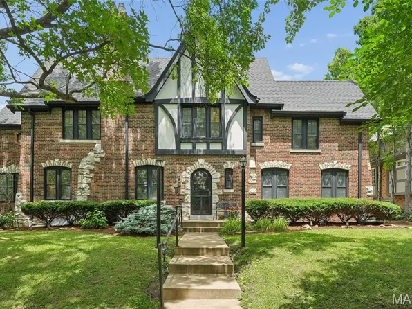 7407 York Dr, Saint Louis, MO 63105