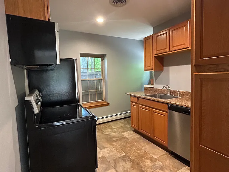 611 Glen St #B — Photo 6