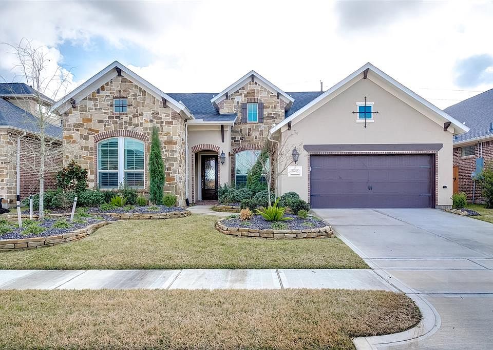 Welcome home to this gorgeous and spacious one story Trendmaker home!