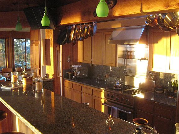 GOURMET KITCHEN w/GRANITE  COUNTERS