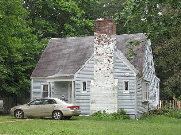4th image of 305 Maple St