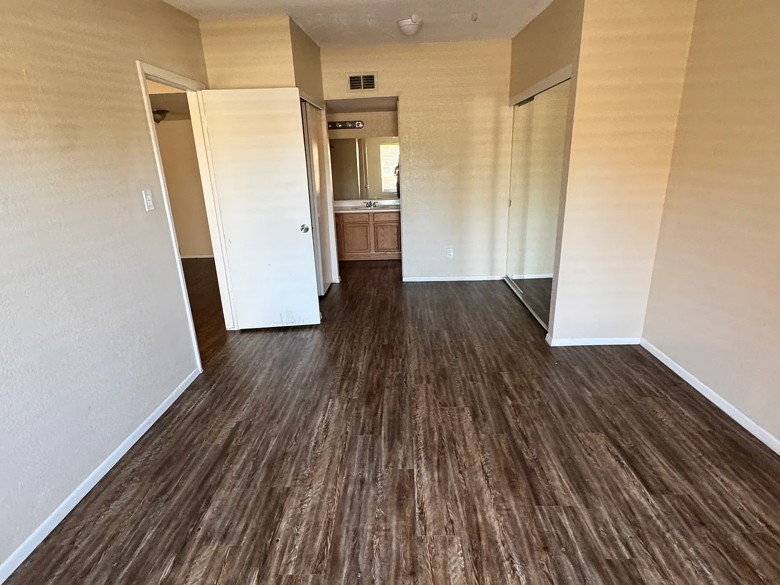 2 bed, 998 sqft, $1,299 — Photo 4